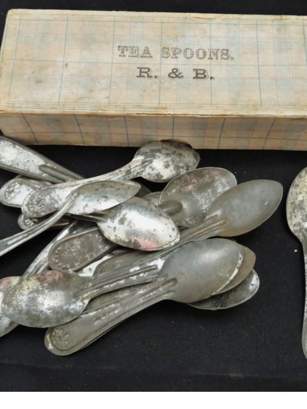 R & B antique primitive advertising box 17 pressed tin tea ice cream spoons
